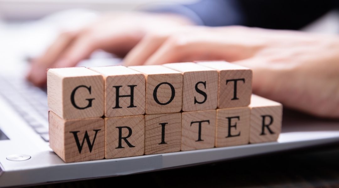 Um ghostwriter habilidoso propõe, pesquisa, desenvolve, cura e edita conteúdo
